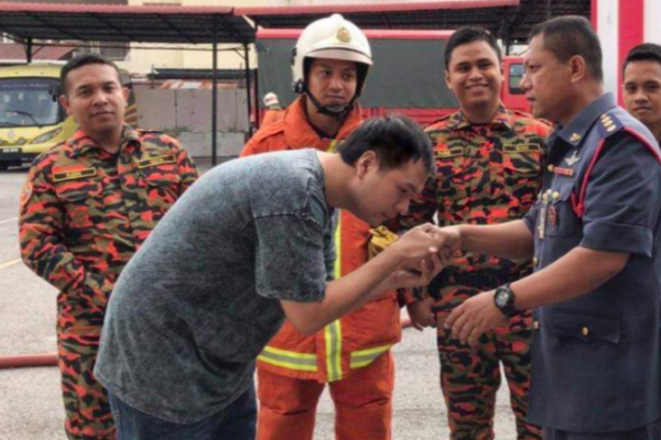 Pasukan SAR dikejutkan penemuan seorang lelaki di jambatan 