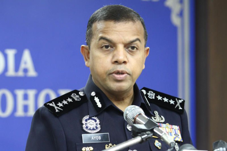 Datuk Ayob Khan Mydin Pitchay Contohi Ketegasan Keberanian Ayob Khan Semalam Ebit Lew Melakukan Kunjungan Hormat Kepada Ayob Khan Selepas Memberikan Penghormatan Terakhir Konstabel Nicholester Dadup Unggat Yang Fadil Buwe