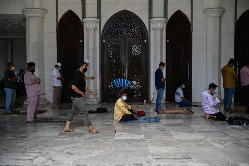 Tiada layanan istimewa VIP solat berjemaah di masjid - Timbalan Menteri JPM - Semasa | mStar