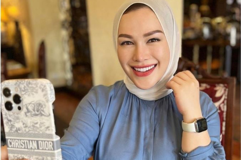 Perkenal ejen pelaburan kepada suami, Zizie Izette terima habuan wang pengenalan RM2.2 juta - Hiburan | mStar