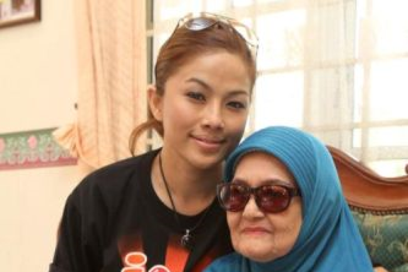 Linda Onn Terharu Ziarah Peminat 76 Tahun - Hiburan | mStar