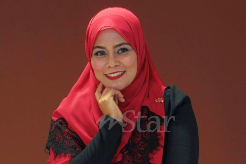 Tengku Khalidah Wartawan Hiburan Pertama Terima Datuk Hiburan Mstar
