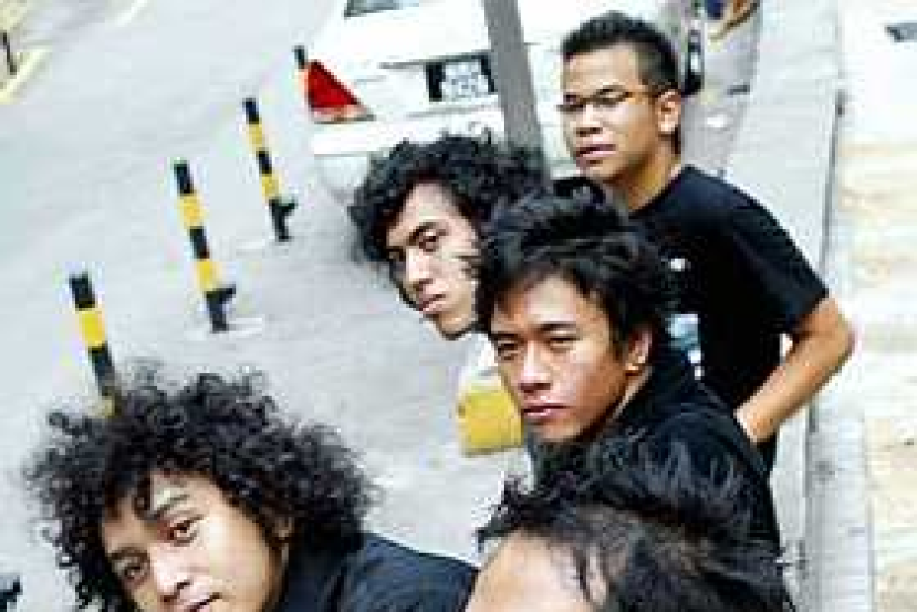 Nidji Peraga Batik  Indonesia  Semasa Konsert di  Malaysia  