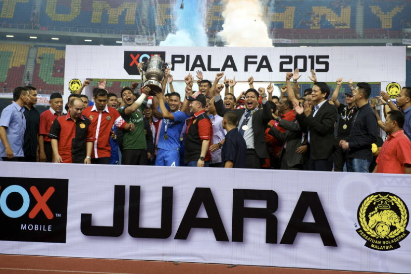 Lions XII Bawa Trofi Piala FA Ke Singapura - Sukan | mStar