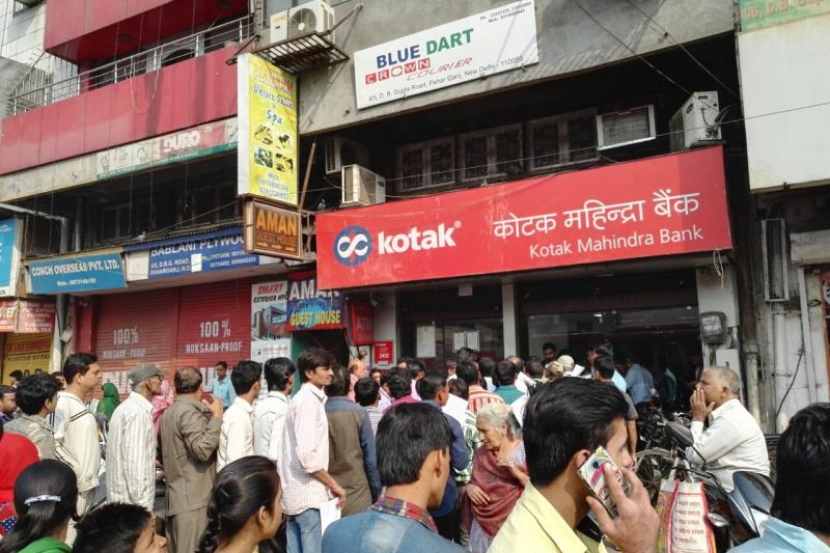 Pengurup Wang 'Dihujani' Wang Kertas Rupee - Semasa  mStar