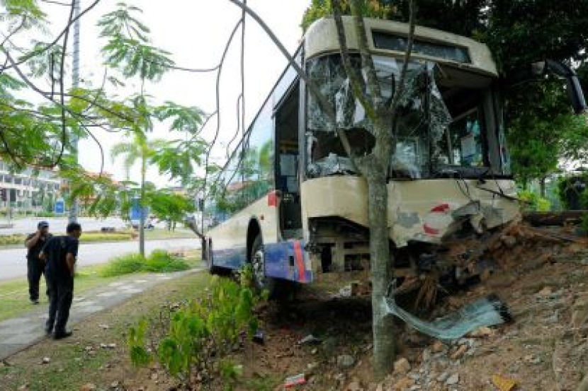 Dua Maut Bas Langgar Lampu Isyarat Semasa Mstar